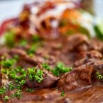 O ensopado irlandês costuma ser feito com Guinness ou outra cerveja preta seca irlandesa, carne bovina e vegetais. Refogar a carne em caldo e cerveja ajuda a incorporar o sabor da cerveja mais profundamente no prato. (Imagens Getty)