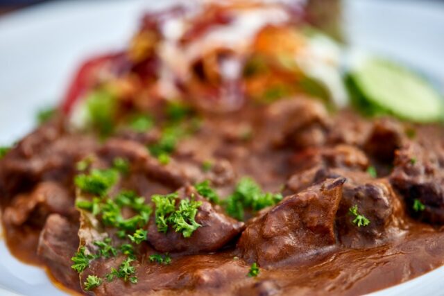 O ensopado irlandês costuma ser feito com Guinness ou outra cerveja preta seca irlandesa, carne bovina e vegetais. Refogar a carne em caldo e cerveja ajuda a incorporar o sabor da cerveja mais profundamente no prato. (Imagens Getty)