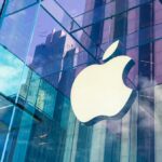 FTP. interpretação artística do iPhone Fold em um fundo preto