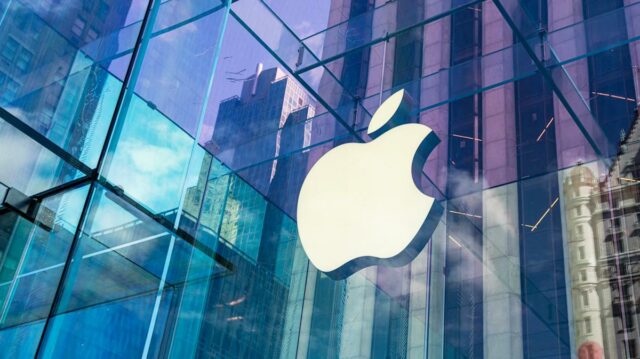 FTP. interpretação artística do iPhone Fold em um fundo preto