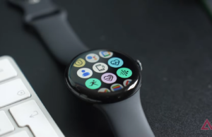 7 maneiras inteligentes de colocar um smartwatch antigo de volta ao trabalho Um Google Pixel Watch 3 e o logotipo do Wear OS em segundo plano.
