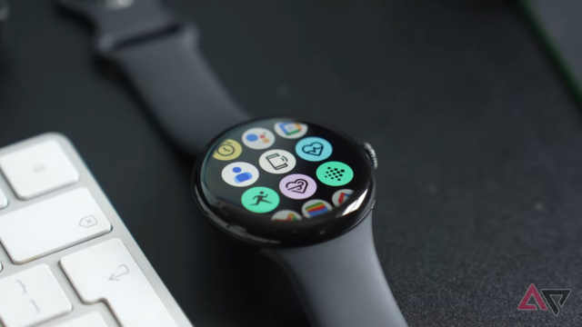 Um Google Pixel Watch 3 e o logotipo do Wear OS em segundo plano.