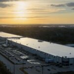 Apple compartilha mais detalhes, fotos e vídeos da fábrica de Mac mini nos EUA | A foto mostra uma vista aérea da planta ao pôr do sol
