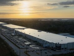 A Apple compartilha mais detalhes, fotos e vídeos da fábrica de Mac mini nos EUA Apple compartilha mais detalhes, fotos e vídeos da fábrica de Mac mini nos EUA | A foto mostra uma vista aérea da planta ao pôr do sol
