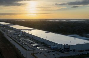 A Apple compartilha mais detalhes, fotos e vídeos da fábrica de Mac mini nos EUA Apple compartilha mais detalhes, fotos e vídeos da fábrica de Mac mini nos EUA | A foto mostra uma vista aérea da planta ao pôr do sol