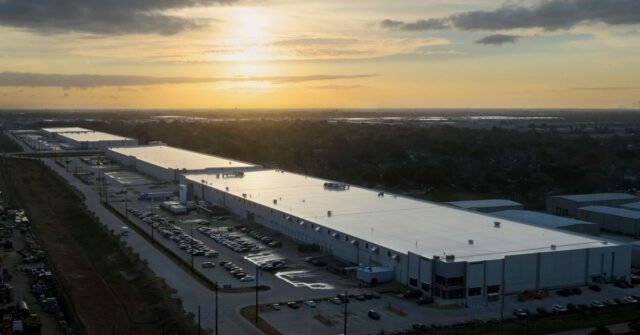 Apple compartilha mais detalhes, fotos e vídeos da fábrica de Mac mini nos EUA | A foto mostra uma vista aérea da planta ao pôr do sol