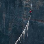 A Apple precisa andar na corda bamba enquanto planeja aumentar os serviços de assinatura | Um caminhante highline nas Blue Mountains