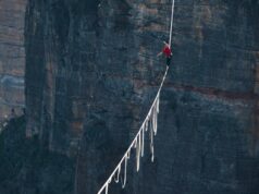 A Apple precisará andar na corda bamba se continuar promovendo assinaturas A Apple precisa andar na corda bamba enquanto planeja aumentar os serviços de assinatura | Um caminhante highline nas Blue Mountains