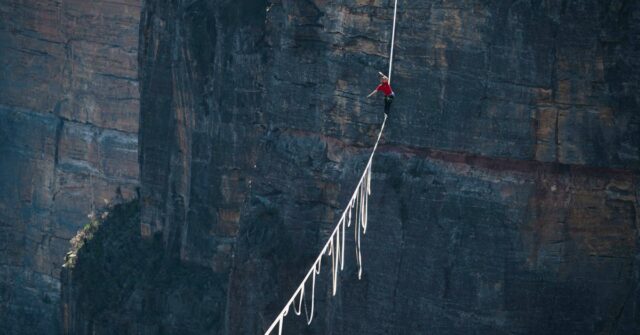 A Apple precisa andar na corda bamba enquanto planeja aumentar os serviços de assinatura | Um caminhante highline nas Blue Mountains