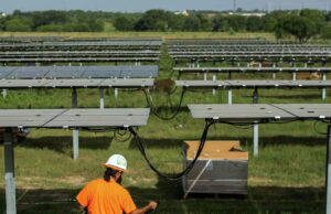 A CPS Energy está aumentando a energia solar comunitária, buscando propostas para desencadear um programa em dificuldades O Kerrville Public Utility Board ganhou o reconhecimento do Departamento de Energia por seu programa solar comunitário. (Conselho de Utilidade Pública de Kerrville)