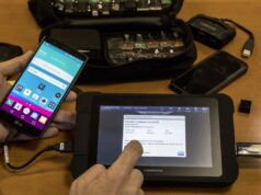 A Cellebrite desligou a Sérvia alegando abuso de suas ferramentas de desbloqueio de telefone. Por que não outros? An engineer shows devices and explains the technology developed by the Israeli firm Cellebrite's technology on November 9, 2016 in the Israeli city of Petah Tikva.