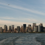 Horizonte da cidade de Nova York com Battery Park - visto da balsa de Staten Island. A Comissão de Jogos do Estado de Nova York diz que está reexaminando todas as apostas dos jogadores em carta