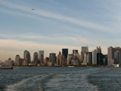 A Comissão de Jogos do Estado de Nova York diz que está reexaminando todas as apostas dos jogadores em carta Horizonte da cidade de Nova York com Battery Park - visto da balsa de Staten Island. A Comissão de Jogos do Estado de Nova York diz que está reexaminando todas as apostas dos jogadores em carta