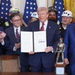 ARQUIVO - A usina a carvão Jeffrey Energy Center opera ao pôr do sol perto de Emmett, Kansas, 3 de janeiro de 2026, em Topeka, Kansas.