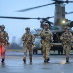 Os chefes militares e de espionagem exigiram que Sir Keir Starmer se comprometesse a duplicar os gastos com defesa, enquanto a Grã-Bretanha enfrenta um “momento de 1936”. Na foto: Forças de Operações Especiais praticando suas técnicas de implantação rápida no mês passado