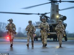 A Grã-Bretanha enfrenta o ‘momento de 1936’, alertam os chefes da defesa PM: Chefes militares e de espionagem exigem que os trabalhistas dupliquem os gastos com um terrível aviso que as forças do Reino Unido estão sendo ‘esvaziadas e não estão preparadas para a guerra’ Os chefes militares e de espionagem exigiram que Sir Keir Starmer se comprometesse a duplicar os gastos com defesa, enquanto a Grã-Bretanha enfrenta um “momento de 1936”. Na foto: Forças de Operações Especiais praticando suas técnicas de implantação rápida no mês passado