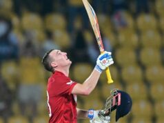 A Inglaterra venceu o Paquistão por dois postigos para entrar nas semifinais da Copa do Mundo T20 A Inglaterra venceu o Paquistão por dois postigos para entrar nas semifinais da Copa do Mundo T20