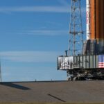 Isaacman observando um lançamento de uma sala de controle no Centro Espacial Kennedy