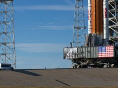 A NASA tem quase certeza de que não voará para a Lua em março por um bom motivo Isaacman observando um lançamento de uma sala de controle no Centro Espacial Kennedy