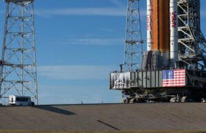 A NASA tem quase certeza de que não voará para a Lua em março por um bom motivo Isaacman observando um lançamento de uma sala de controle no Centro Espacial Kennedy