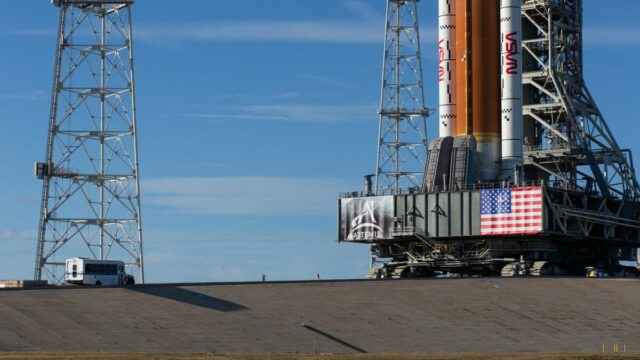Isaacman observando um lançamento de uma sala de controle no Centro Espacial Kennedy