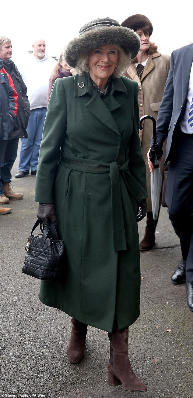 A Rainha Camilla faz uma cara de coragem ao participar A Rainha Camilla fez cara de corajosa em um evento de corrida de cavalos em East Sussex enquanto a investigação policial sobre o desgraçado ex-príncipe Andrew entra em uma nova semana