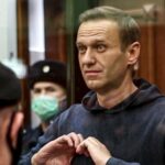 Alexei Navalny está na jaula dos réus durante uma audiência sobre sua condenação criminal em 2014, em Moscou.