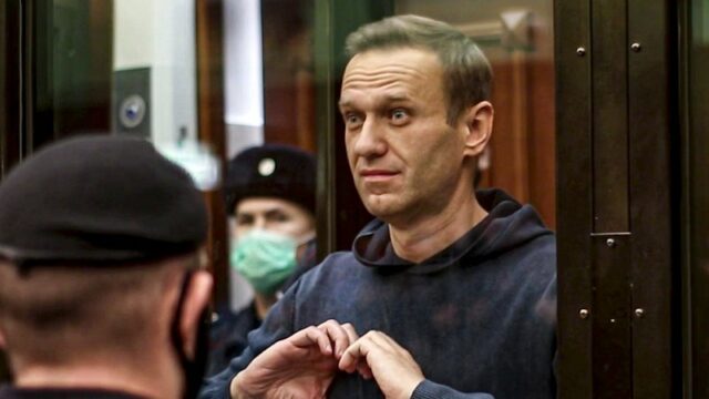 Alexei Navalny está na jaula dos réus durante uma audiência sobre sua condenação criminal em 2014, em Moscou.