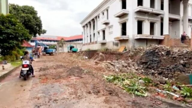 A SMPN 182 alerta o proprietário sobre o muro que desabou desde dezembro de 2025, mas ainda não foi reparado porque está ocupado
