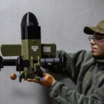 Um militar da unidade interceptadora SQUADRON do 3º Corpo de Exército das Forças Armadas Ucranianas prepara um interceptador de drones ucraniano Sting para um voo em sua posição de linha de frente, em meio ao ataque da Rússia à Ucrânia, perto da linha de frente no leste da Ucrânia, em 30 de outubro de 2025.