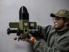 A Ucrânia está usando quadricópteros poderosos para destruir quase um terço de todas as ameaças aéreas russas que atinge, diz o comandante Um militar da unidade interceptadora SQUADRON do 3º Corpo de Exército das Forças Armadas Ucranianas prepara um interceptador de drones ucraniano Sting para um voo em sua posição de linha de frente, em meio ao ataque da Rússia à Ucrânia, perto da linha de frente no leste da Ucrânia, em 30 de outubro de 2025.