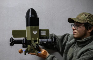 A Ucrânia está usando quadricópteros poderosos para destruir quase um terço de todas as ameaças aéreas russas que atinge, diz o comandante Um militar da unidade interceptadora SQUADRON do 3º Corpo de Exército das Forças Armadas Ucranianas prepara um interceptador de drones ucraniano Sting para um voo em sua posição de linha de frente, em meio ao ataque da Rússia à Ucrânia, perto da linha de frente no leste da Ucrânia, em 30 de outubro de 2025.