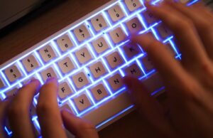 A adoção de IA aumenta entre os roteiristas indianos à medida que persistem lacunas salariais e de crédito, constata o relatório Tulsea – Ormax (EXCLUSIVO) A adoção de IA aumenta entre os roteiristas indianos à medida que persistem lacunas salariais e de crédito, constata o relatório Tulsea – Ormax (EXCLUSIVO)