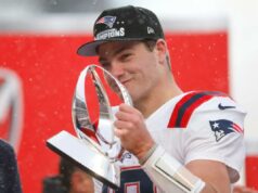 A ascensão meteórica de Drake Maye no Patriots o colocou na companhia histórica do Super Bowl Drake Maye comemora com o troféu Lamar Hunt após a vitória dos Patriots sobre os Broncos no Campeonato AFC.