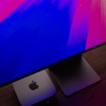 Papel de parede macOS Sequoia no Studio Display com tecnologia M4 Mac mini monitor