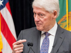 A audiência de Bill Clinton em Epstein prova uma coisa: Trump também deve testemunhar O deputado James Comer, R-KY, fala do lado de fora do Chappaqua Performing Arts Center após um depoimento da ex-secretária de Estado Hillary Clinton, que testemunhava perante legisladores da Câmara dos EUA como parte de uma investigação do Congresso sobre o criminoso sexual condenado Jeffrey Epstein, quinta-feira, 26 de fevereiro de 2026, em Chappaqua, NY (AP Photo/Yuki Iwamura)