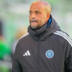 O técnico do New York City FC, Pascal Jansen, observa a vitória em uma partida de pré-temporada da MLS entre o Austin FC no Q2 Stadium.