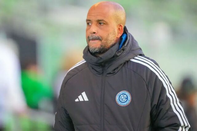 O técnico do New York City FC, Pascal Jansen, observa a vitória em uma partida de pré-temporada da MLS entre o Austin FC no Q2 Stadium.