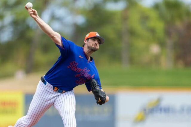 A carga de trabalho de Clay Holmes aumenta à medida Clay Holmes lançou três entradas de treino de rebatidas ao vivo nas instalações da equipe do Mets em Port St. Lucie em 17 de fevereiro de 2026.