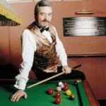 A lenda do sinuca John Virgo venceu o campeonato do Reino Unido em 1979. Ele é retratado em 1994