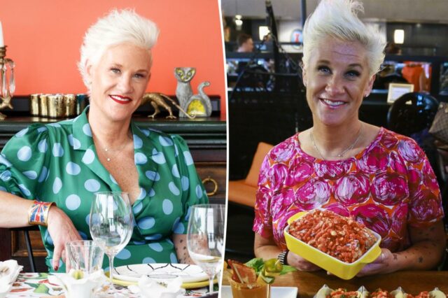 A chef Anne Burrell está sentada em uma mesa de jantar com uma toalha floral vibrante, sorrindo para a câmera.