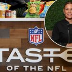 Cat Cora segurando uma faca de chef embalada de sua linha de produtos, com um