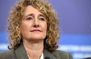 A chefe da Berlinale, Tricia Tuttle, fala sobre a defesa de filmes independentes enquanto navega na tempestade política do festival: ‘Somos como um pára-raios para a controvérsia’ A chefe da Berlinale, Tricia Tuttle, fala sobre a defesa de filmes independentes enquanto navega na tempestade política do festival: 'Somos como um pára-raios para a controvérsia'