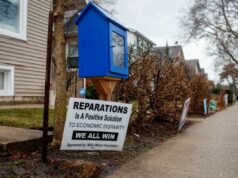 A cidade de Illinois distribui pagamentos em dinheiro de US$ 25 mil a 44 residentes negros por meio de programa de reparações A cidade de Illinois distribui pagamentos em dinheiro de US$ 25 mil a 44 residentes negros por meio de programa de reparações