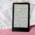 Uma pessoa segurando o Amazon Kindle Paperwhite (2024)