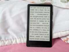 A ciência diz que seu Kindle pode ser melhor para dormir do que um livro de bolso Uma pessoa segurando o Amazon Kindle Paperwhite (2024)