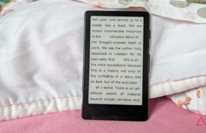 A ciência diz que seu Kindle pode ser melhor para dormir do que um livro de bolso Uma pessoa segurando o Amazon Kindle Paperwhite (2024)