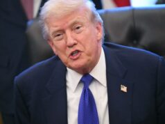 A classificação de aprovação de Donald Trump cai em todas as questões importantes em nova pesquisa US President Donald Trump speaks to the press in the Oval Office of the White House in Washington, DC, on February 2, 2026.