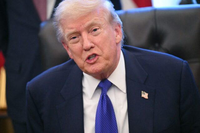 A classificação de aprovação de Donald Trump cai em todas US President Donald Trump speaks to the press in the Oval Office of the White House in Washington, DC, on February 2, 2026.