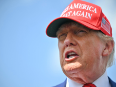 A classificação de aprovação de Trump cai entre os apoiadores do MAGA Donald Trump speaks to the press upon arrival at Morristown Municipal Airport in Morristown, New Jersey, on June 20, 2025.